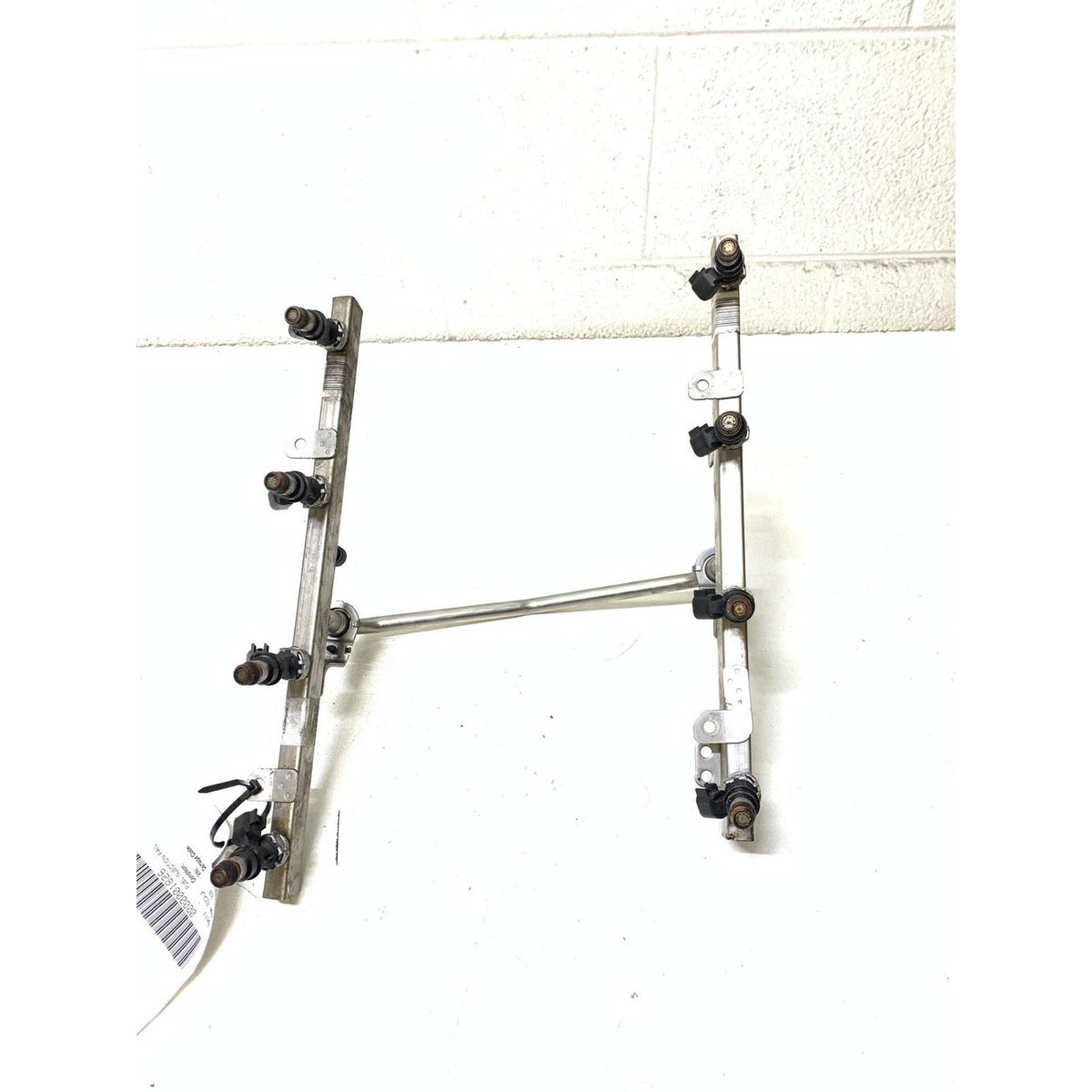Used Fuel Injection Rail CADILLAC ESCALADE 08 - photo 1