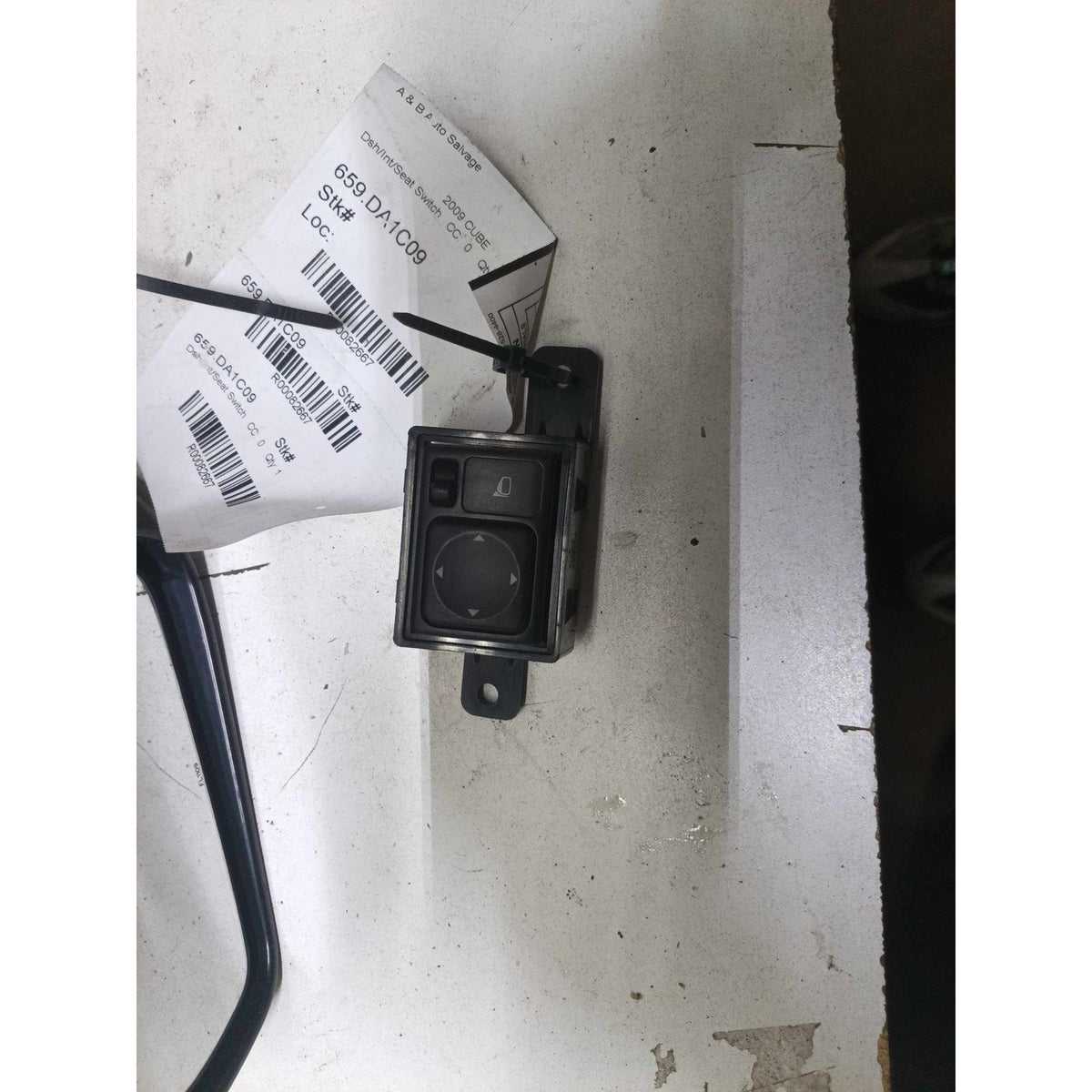 Used Misc. Electrical Switch NISSAN CUBE 09 - photo 1