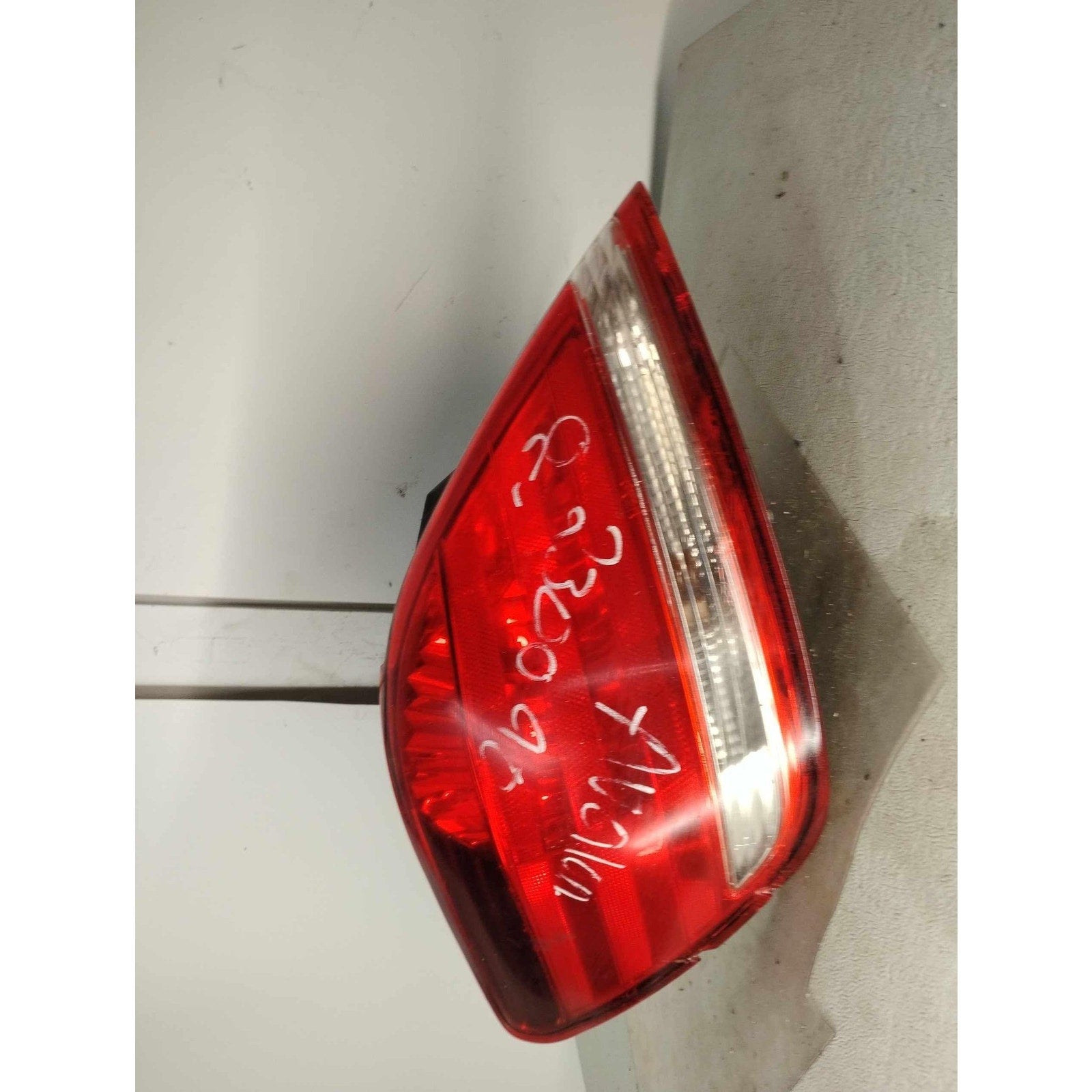 Tail Light Assembly TOYOTA AVALON Left 05 06 07 10 See Pics for Imperfections