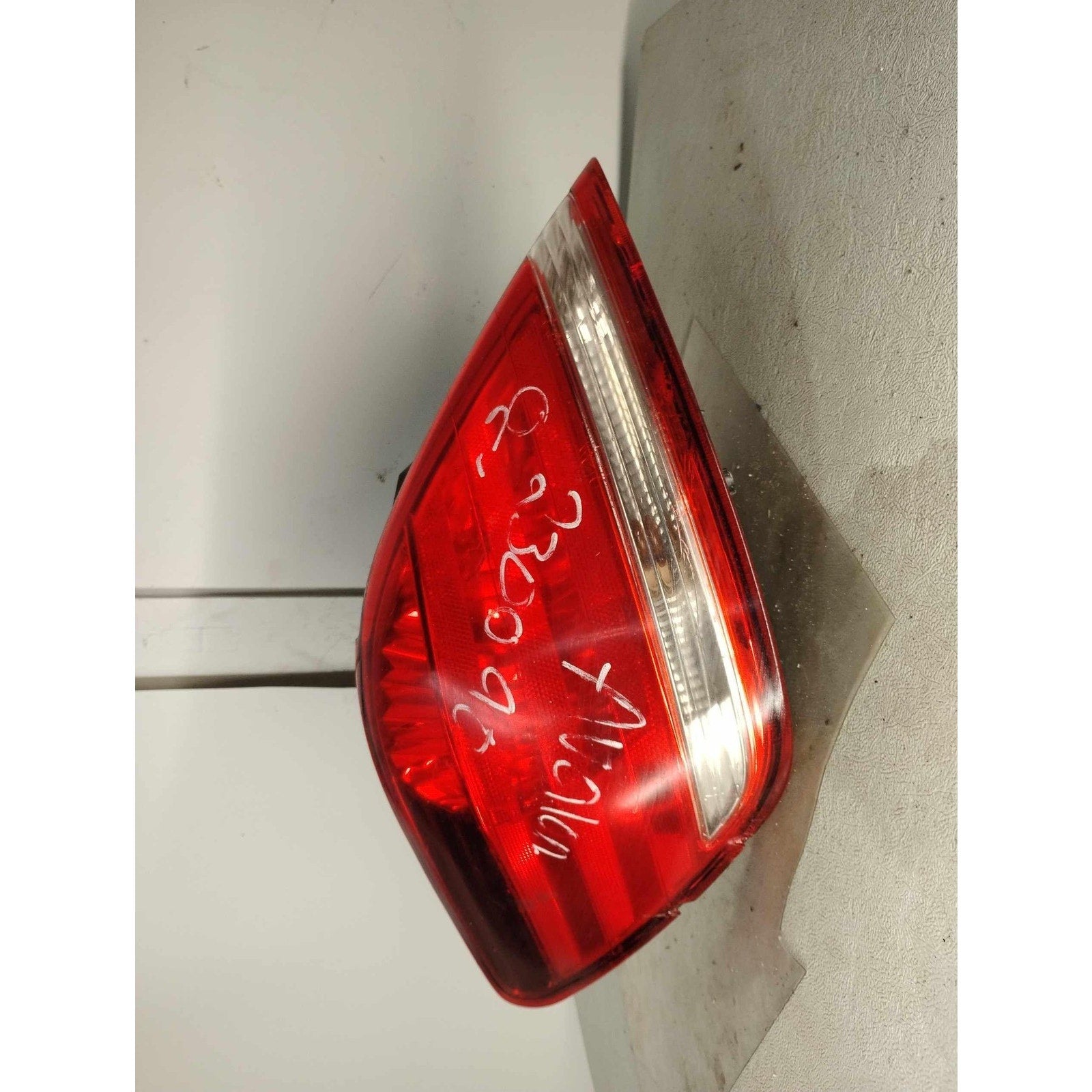 Tail Light Assembly TOYOTA AVALON Left 05 06 07 10 See Pics for Imperfections