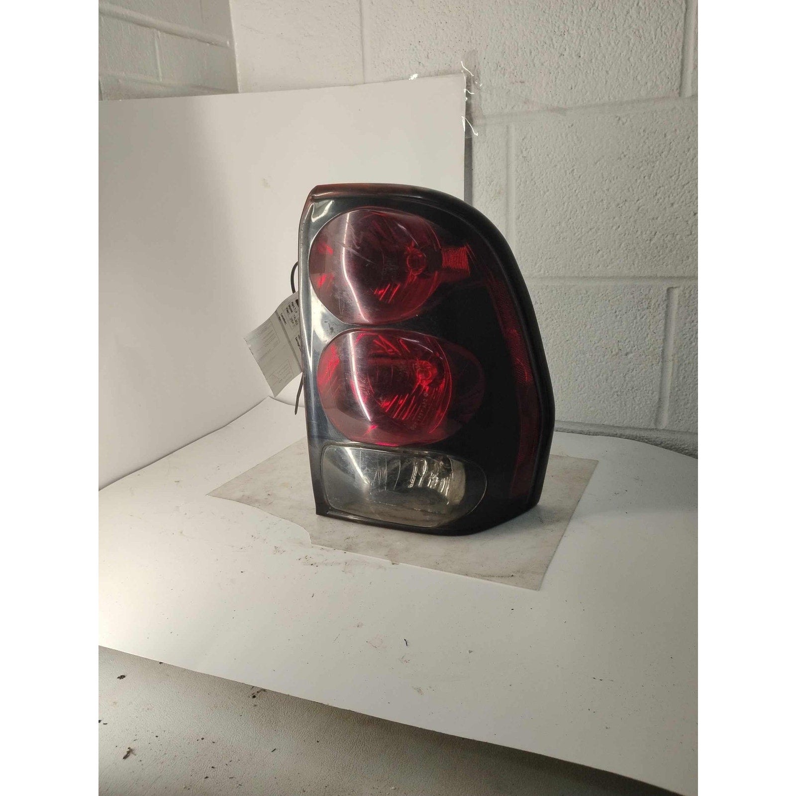 Tail Light Assembly TRAILBLAZER Right 02-09 See Pics for Imperfections