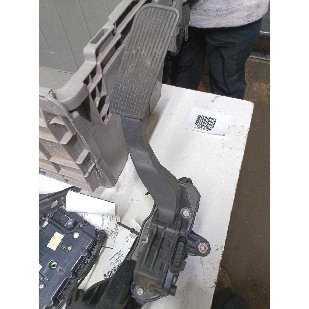 Used Gas Pedal CADILLAC ESCALADE 07 - photo 1